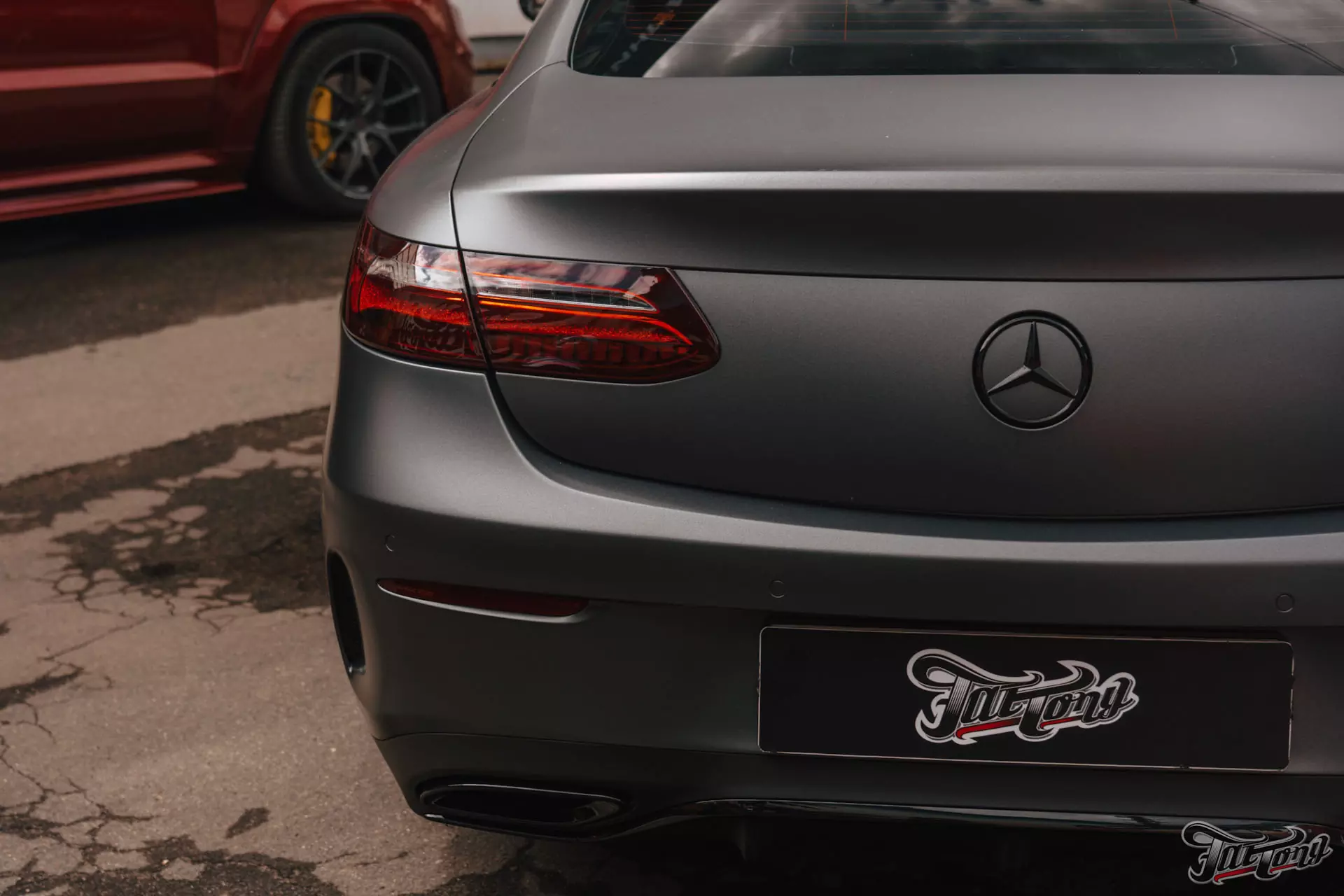 Mercedes E400 Coupe. Часть 3. Оклейка в серый сатин. Полный антихром. Окрас дисков и суппортов. Детейлинг